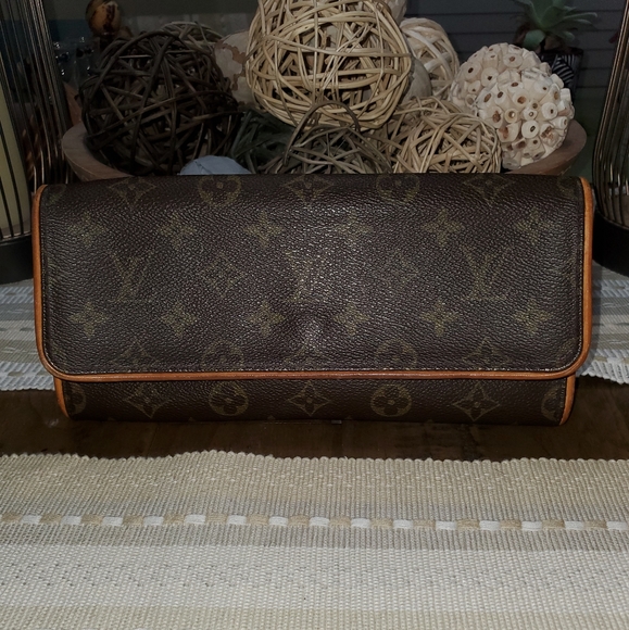LOUIS VUITTON TWIN GM - Picture 1 of 13